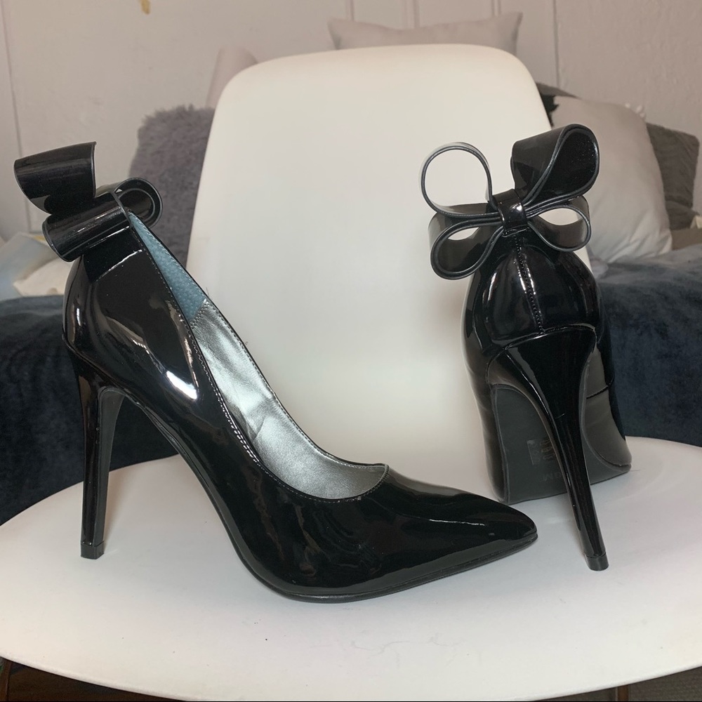 J. Renee Pointed toe patent leather bow heels